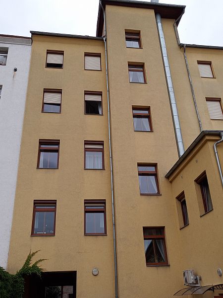 Zastínění balkonu v Hradci Kárlové: screenová roleta na balkon a venkovní žaluzie